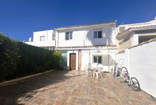Maison jumelée à Nueva Atalaya. Oportunidad en estepona casa pareada con encanto para reformar a