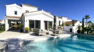 Xalet a Casares Golf - Casares del Sol. Moderna villa de lujo, rodeada de refrescantes jardines tropical