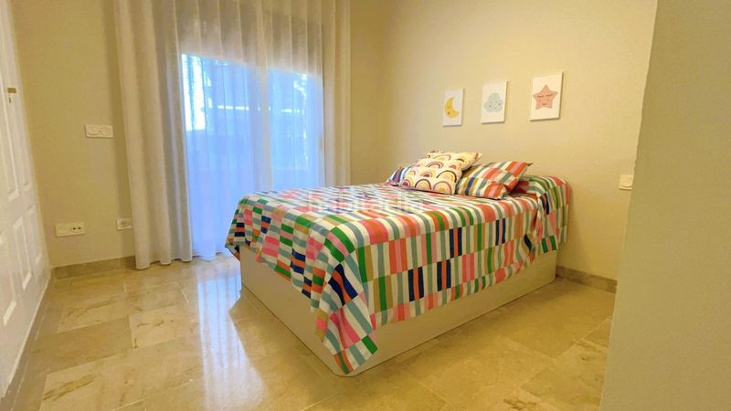 Foto 5a6d3ccf-2a73-4d77-9dad-d0b8496f3d74. Apartament amb aparcament piscina a San Luis de Sabinillas Manilva