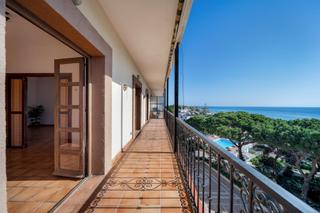 Piccolo appartamento in Calle alhamar 13. Apartamento en primera linea de playa en calahonda con espectacu