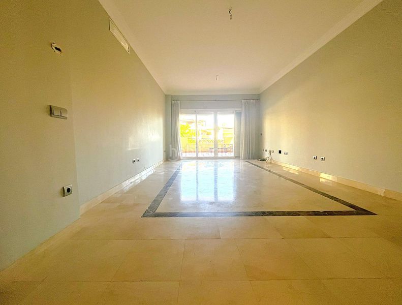 Foto 56ac9b73-dd01-48b0-ae7e-3eabdbc2408b. Apartament amb aparcament piscina a Los Flamingos Benahavís