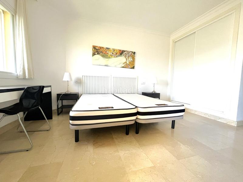 Foto aab7dc99-f52f-42e4-a893-8606fda2c6b6. Appartement mit parking pool in Bel - Air Estepona