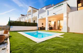 Casa adossada  Hacienda casares (ur15). Moderna casa doa julia golf  piscina privada y vistas despejada