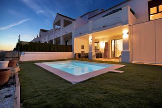Casa a schiera in Doña Julia Golf. Moderna casa doña julia golf  piscina privada y vistas despejada