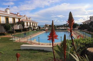 Maison jumelée  Calle romeral de calypso. Adosado con jardín, piscina, vistas al mar y licencia turística!