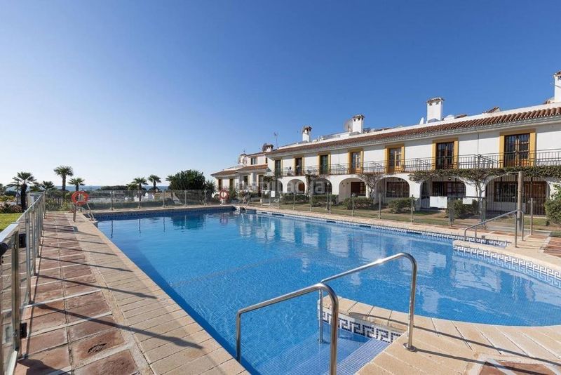 Foto 26ba726c-f61d-4606-a37f-369a2e2a3ac6. Casa adossada amb calefacció aparcament piscina a Mijas