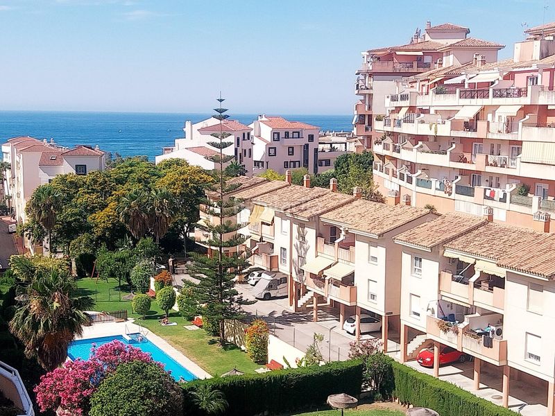 Foto a5092d72-6c69-4640-b3a0-3e4f5d2f2b2b. Àtic amb calefacció aparcament piscina a Zona Centro Comercial Torrequebrada Benalmádena