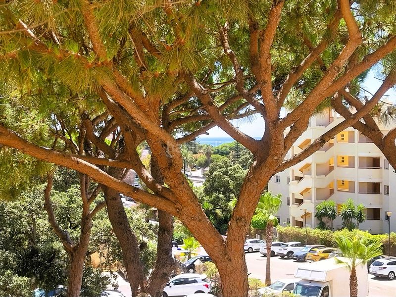 Foto 5155c627-f6b7-4e72-ac5d-96603c385854. Apartamento  de esquina con amplia terraza a solo unos pasos de la playa de luna beach Calahonda en Mijas