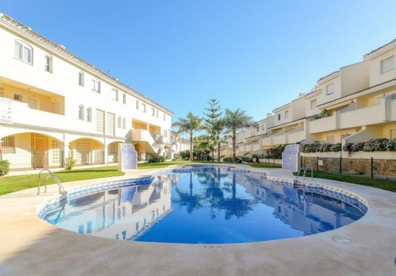 Foto 442dfc99-c3a2-48f1-9529-97d2a2b6e603. Dúplex amb calefacció aparcament piscina a Calahonda Mijas