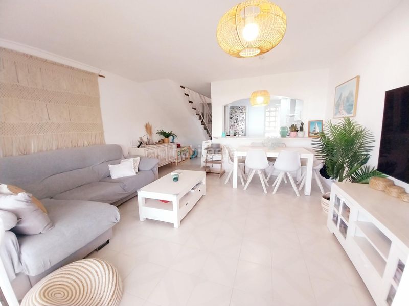 Foto 4644ce80-ef4e-49e0-a33d-d1ddf7a10e5a. Dúplex amb calefacció aparcament piscina a Calahonda Mijas