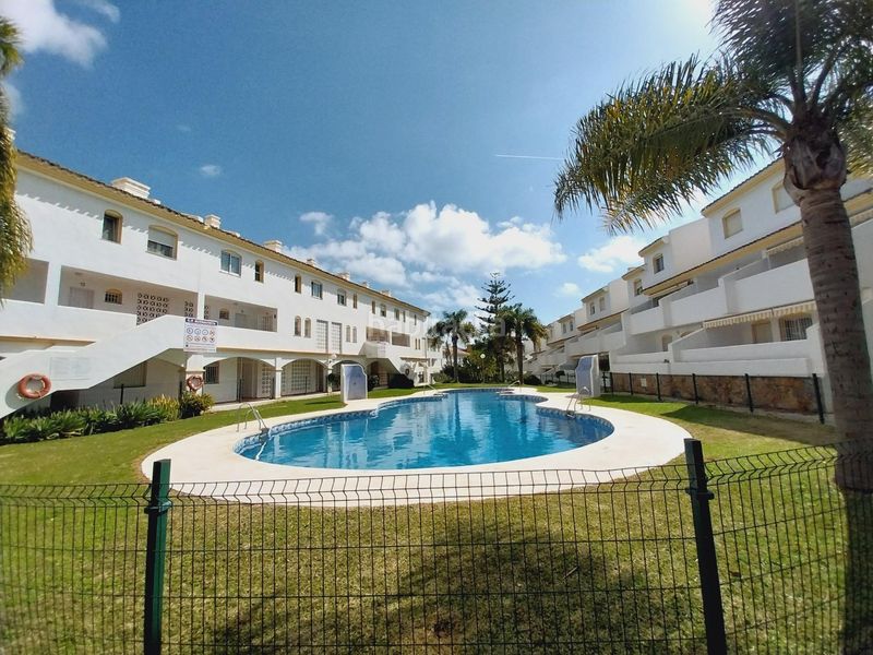 Foto 55ffce7a-cf2d-411b-a547-a0d29a8ec938. Dúplex amb calefacció aparcament piscina a Calahonda Mijas