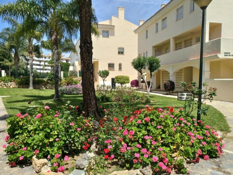 Foto ef32ef4e-168f-458b-add4-863a8ebd1428. Dúplex amb calefacció aparcament piscina a Calahonda Mijas