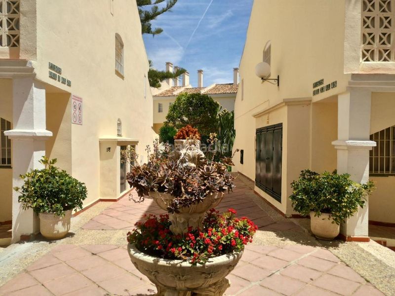 Foto f405f8a8-8587-4a35-ab63-972f74270b92. Dúplex amb calefacció aparcament piscina a Calahonda Mijas