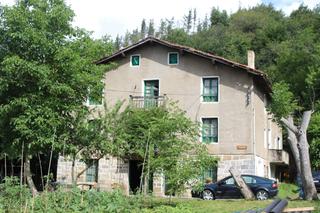 Masia  Camino caserio de olentzo. Caserio en zizurkil