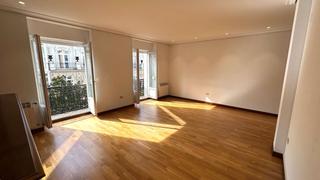 Miete Etagenwohnung  Eduardo dato kalea. Piso en alquiler en plena calle dato.