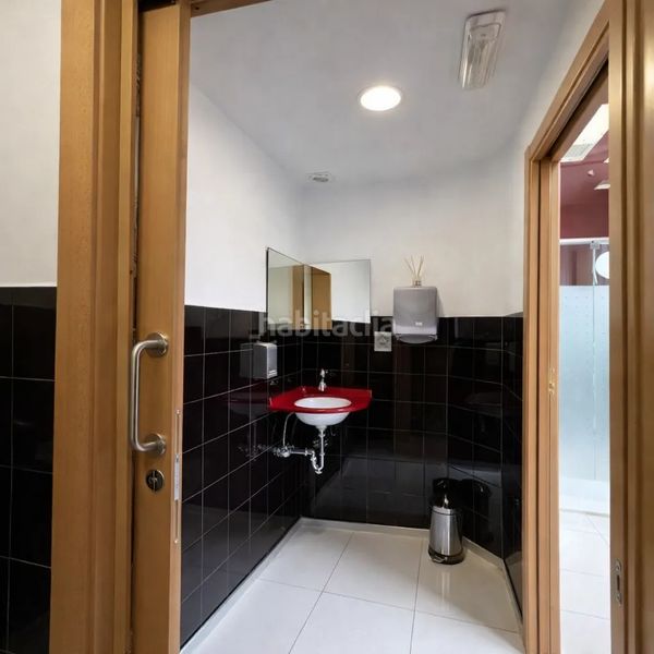 Foto f6c6429a-af2f-40d6-98f8-83969480d6ef. Local comercial venta en exclusiva local comercial en avenida de zabalgana vitoriagasteiz en Vitoria - Gasteiz