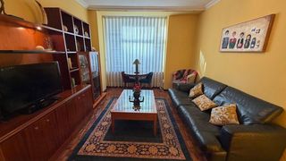 Pis  General alava kalea. Amplia vivienda de cinco habitaciones en el centro de vitoriagas
