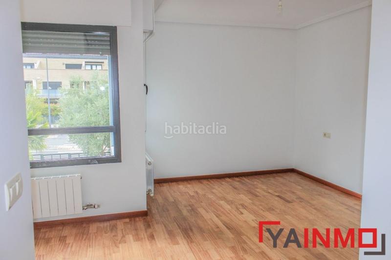 Foto 2ef1f883-03ee-4c2a-96e9-b2163a6a9fe8. Casa adossada amb calefacció aparcament a Zabalgana Vitoria - Gasteiz