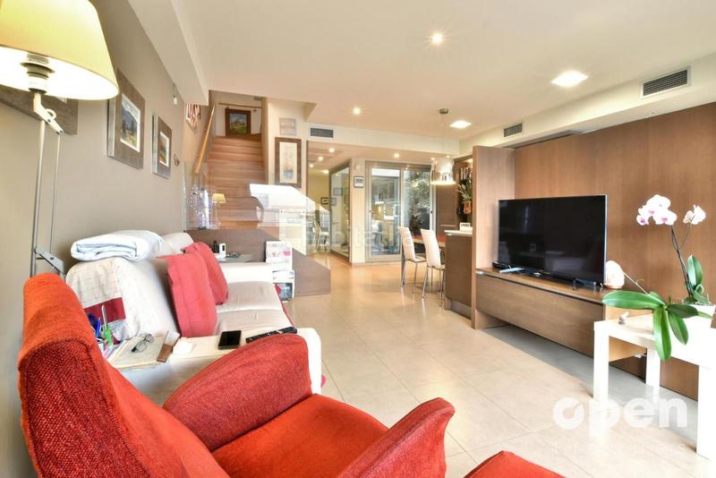 Foto 1a030813-94da-4d5f-84ed-0503bc79a477. Casa adosada calle de la poetessa caparà en Sant Pere Nord Terrassa