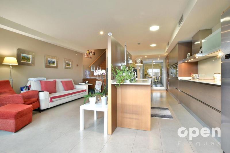 Foto a6d142fb-76c3-434a-8359-c01f65d29eea. Casa adosada calle de la poetessa caparà en Sant Pere Nord Terrassa