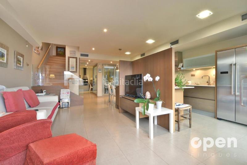 Foto b7bdb446-da40-4434-bb7c-e4af57366f74. Casa adosada calle de la poetessa caparà en Sant Pere Nord Terrassa