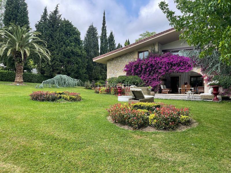 Foto a316ce19-96f8-49b2-bcee-b53f23f26571. Casa amb calefacció aparcament a Loiu