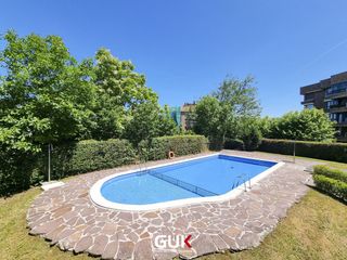 Pis  Doctor marañon ibilbidea. Diseño, luz y calidad de vida en una urbanización con piscina