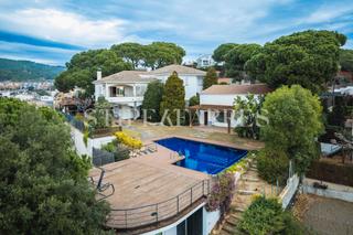 Chalet à Canet de Mar. Preciosa casa independiente con vistas al mar, jardín, piscina y