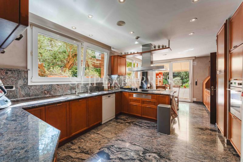 Foto 0cf2753f-be84-4217-9d9d-a7fa02a4d66e. Casa amb xemeneia calefacció aparcament piscina a Barcelona