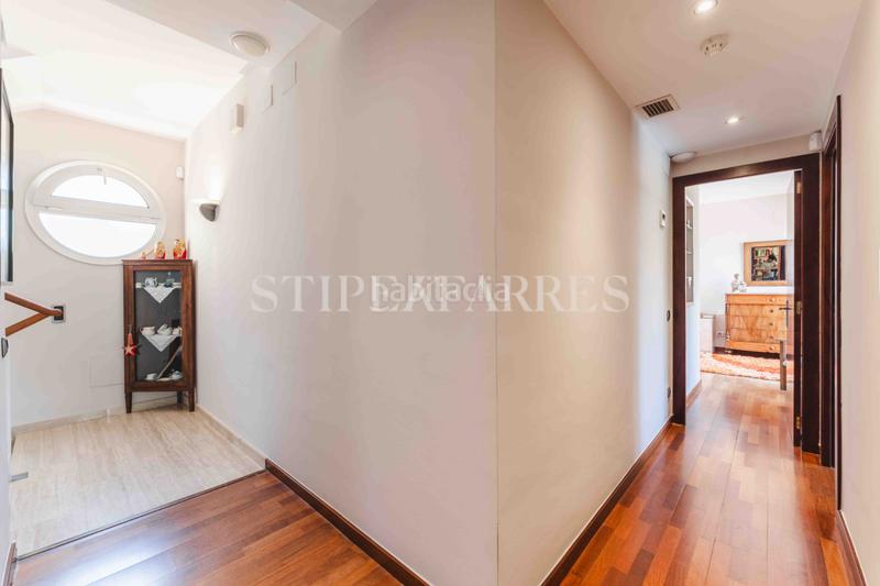 Foto 0e1bd097-8765-4e44-baa9-a87106bf76bd. Casa amb xemeneia calefacció aparcament piscina a Barcelona