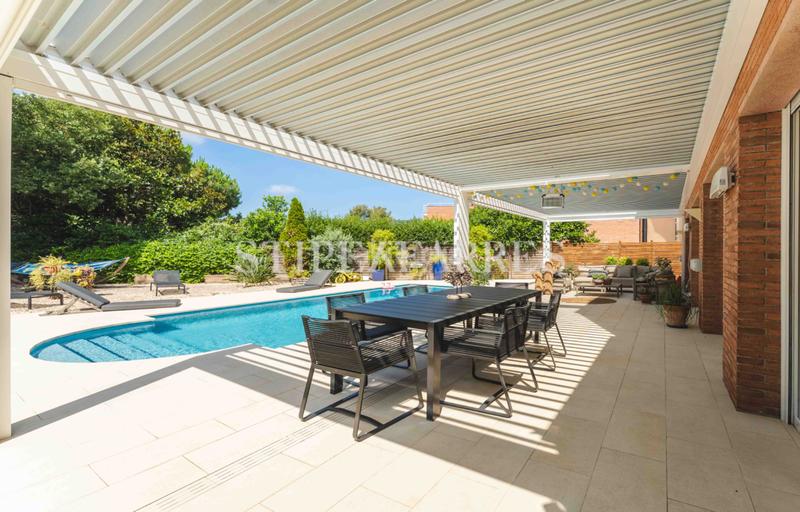 Foto 3c983b6f-88f0-4b4c-bba7-71cc7014bb95. Casa amb xemeneia calefacció aparcament piscina a Barcelona