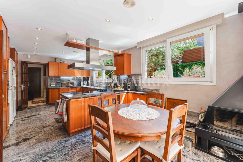 Foto 7af5f7b7-6a6a-4edd-97d6-2f0d47829121. Casa amb xemeneia calefacció aparcament piscina a Barcelona