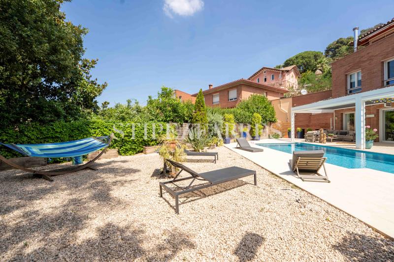 Foto 9ab51225-2ca7-4505-b929-c741ec07f816. Casa amb xemeneia calefacció aparcament piscina a Barcelona