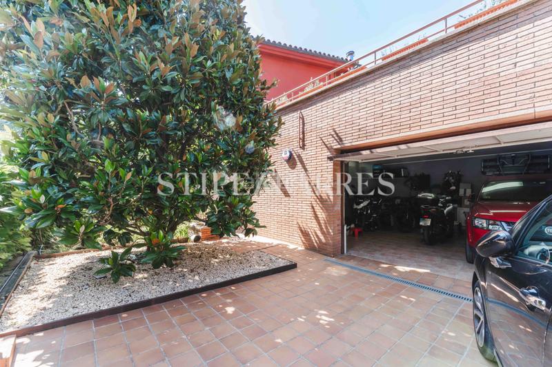 Foto b6494d13-4a1d-4eb4-9a48-bf604b4e5966. Casa amb xemeneia calefacció aparcament piscina a Barcelona