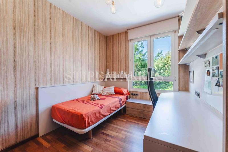 Foto cd26d1a6-0de3-4bfc-9102-2755635bed1b. Casa amb xemeneia calefacció aparcament piscina a Barcelona