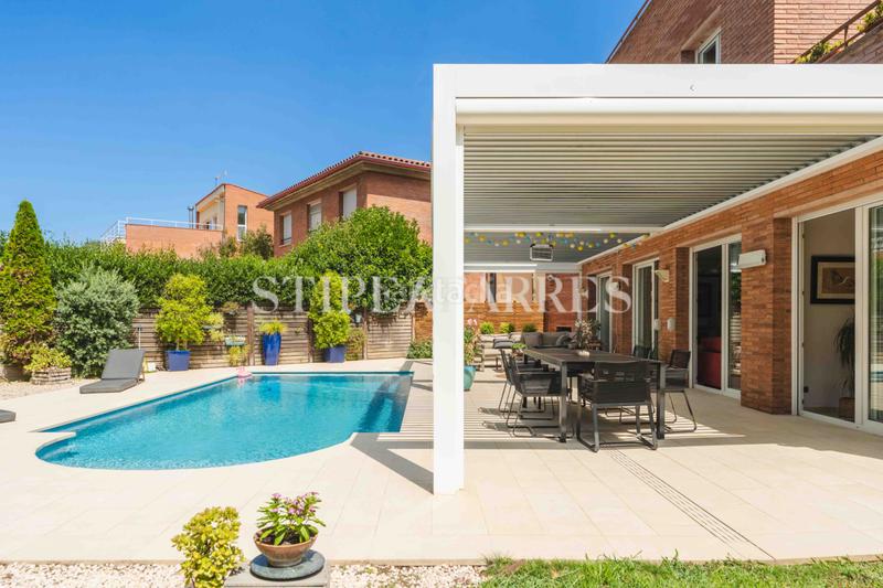 Foto e04f93c6-49e6-4e9b-aa16-b86f303544d3. Casa amb xemeneia calefacció aparcament piscina a Barcelona