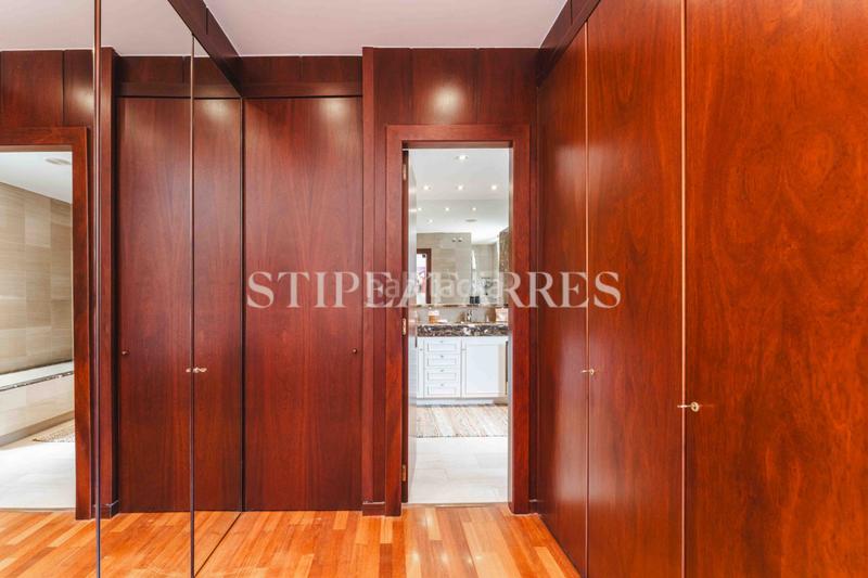 Foto e34bc3fd-e753-4858-9196-fbb53c50d018. Casa amb xemeneia calefacció aparcament piscina a Barcelona