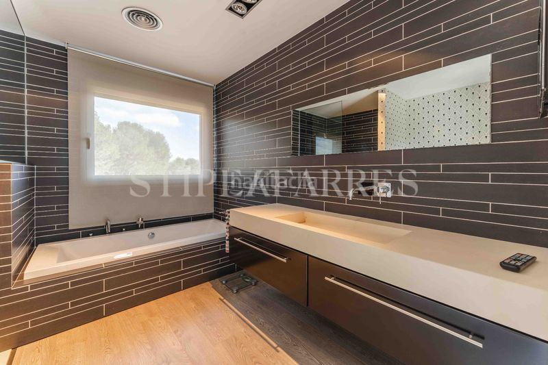 Foto b4bf095e-6e59-4384-b64a-739013c6f872. Location maison avec chauffage parking piscine dans Papiol (El)