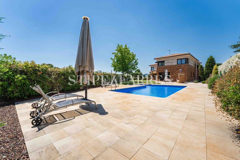 Foto b9833444-36ec-4fa7-ae2b-c0ad41bf3b3a. Xalet amb xemeneia calefacció aparcament piscina a Garriga (La)