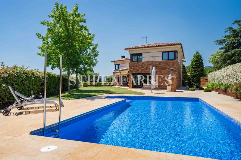 Foto ed2e70fe-b861-41f9-af08-a297e5ba8f7c. Xalet amb xemeneia calefacció aparcament piscina a Garriga (La)