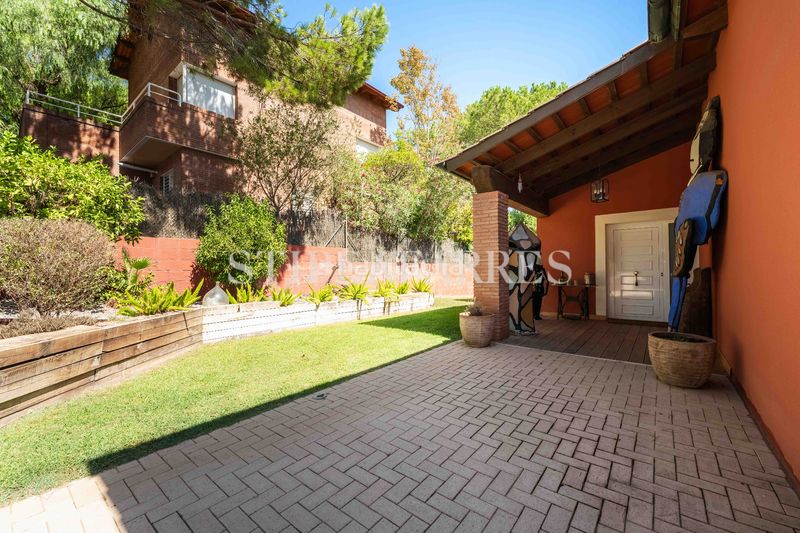 Foto 33be04fb-8b92-401d-abbb-e38801df0c85. Casa amb calefacció aparcament piscina a La Salut Barcelona