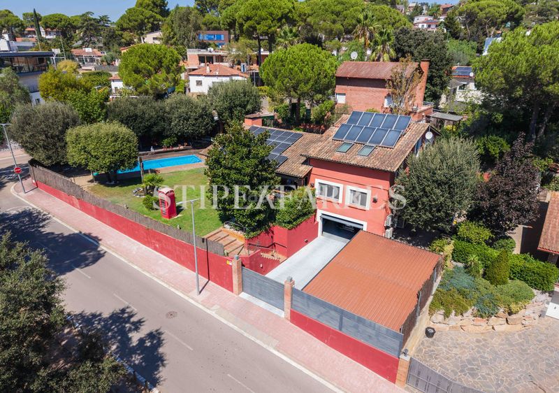 Foto 4b7024d3-1d6e-476a-8ffa-81ac949a7bf3. Casa amb calefacció aparcament piscina a La Salut Barcelona