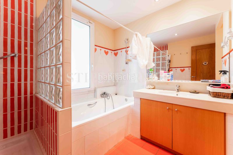 Foto 631ab9a6-38ba-42a0-8d5c-1cc1b3504de3. Casa amb calefacció aparcament piscina a La Salut Barcelona