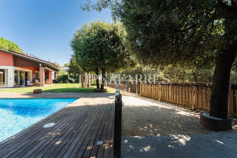 Foto 633f7a6e-6e3c-4216-9b7a-b978277fabbd. Casa amb calefacció aparcament piscina a La Salut Barcelona