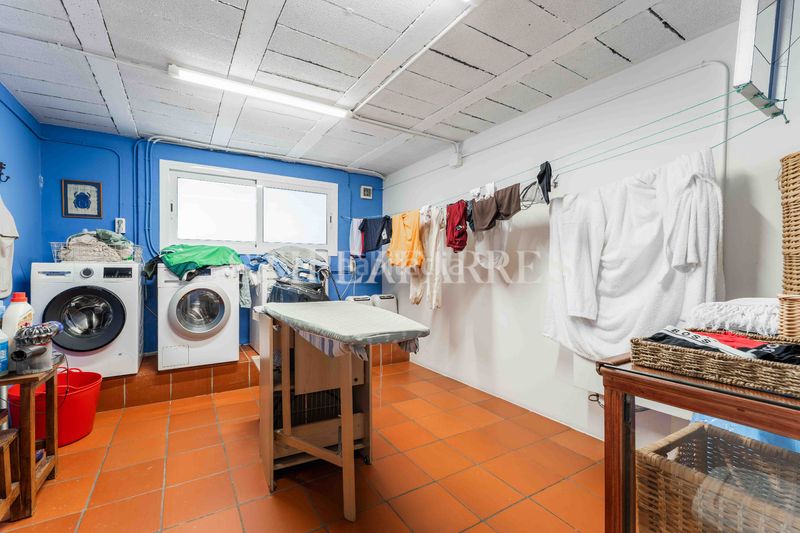 Foto 702f8535-4c99-42f1-b64d-3575a1f15a28. Casa amb calefacció aparcament piscina a La Salut Barcelona