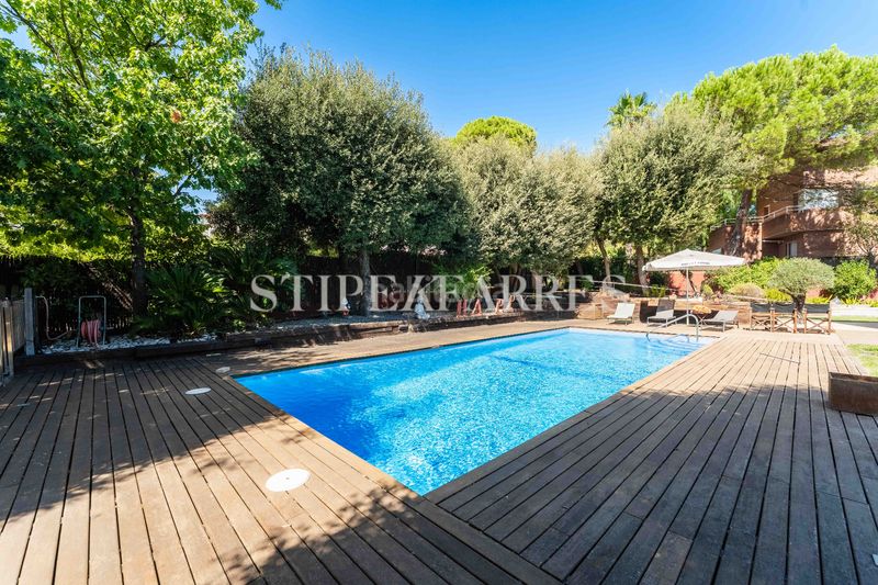 Foto b0e0e21e-c625-4683-9926-0b3b7747a927. Casa amb calefacció aparcament piscina a La Salut Barcelona