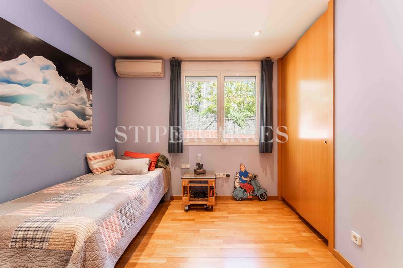 Foto cd72ec5b-98c8-4b79-9066-c01ee644b382. Casa amb calefacció aparcament piscina a La Salut Barcelona