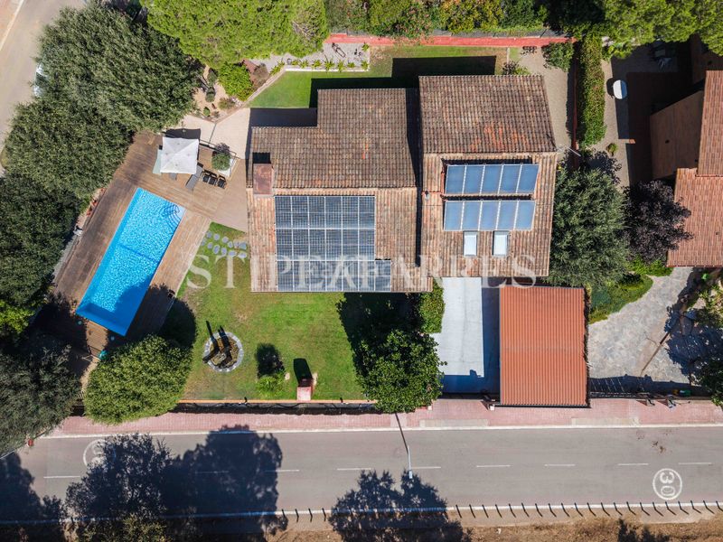 Foto e5deb29f-4b43-4c6f-bb00-34c61641cda7. Casa amb calefacció aparcament piscina a La Salut Barcelona
