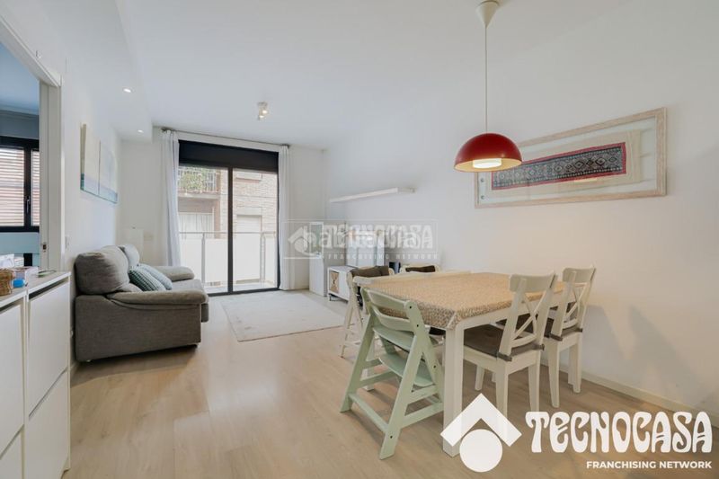 Foto 4ac8eaf1-7b55-42c8-abab-e2e64e2deed6. Pis amb calefacció aparcament a Baix Guinardó Barcelona