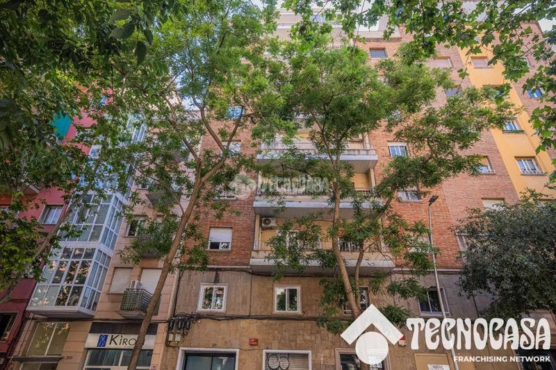 Foto e9bd733e-168e-4cc3-8ca6-b30fd4e39f5f. Àtic a Baix Guinardó Barcelona